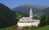 16 Una chiesa e la sua valle